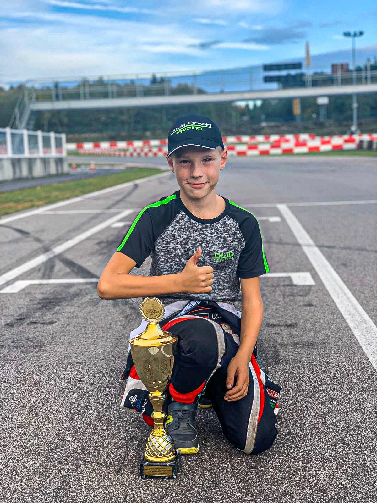 Louis Arnold mit Pokal auf der Rennstrecke in Wackersdorf beim Saisonfinale des ADAC KartMasters 2019