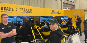 Louis Arnold am Stand des ADAC bei der ADAC SimRacing Expo in Nürnberg